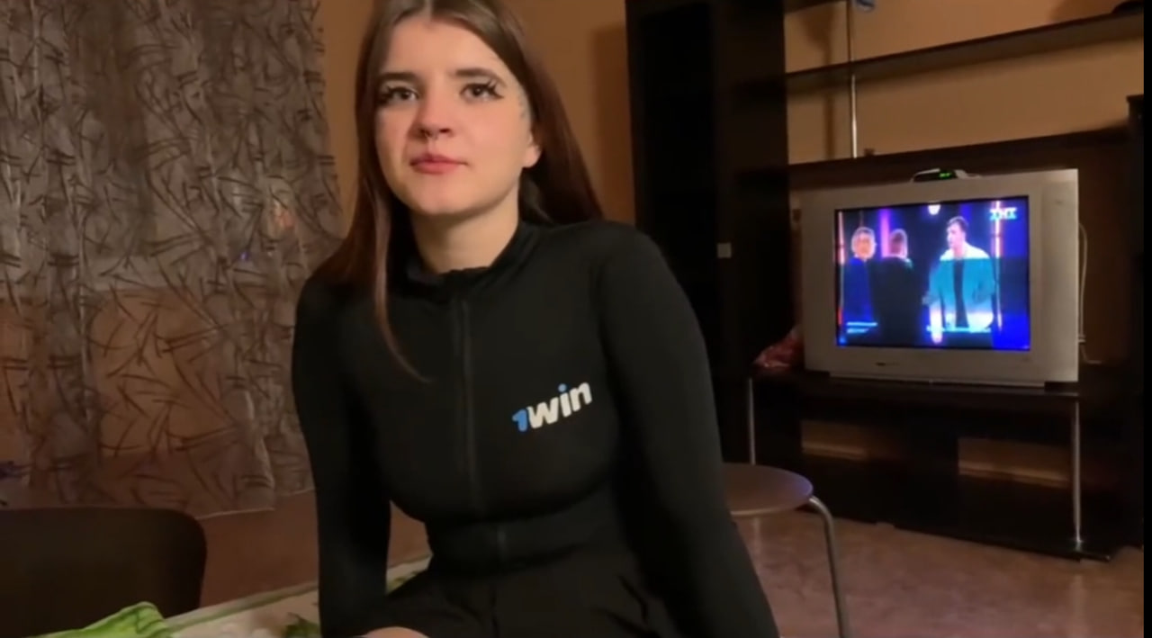Conocí a una colegiala lujuriosa de nuevo y la follé en casa, vertiendo semen por toda su cara. Conversación - SkinLovers