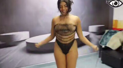 Hermanastra se ejercita casi desnuda e invita a su hermanastro a sudar con ella