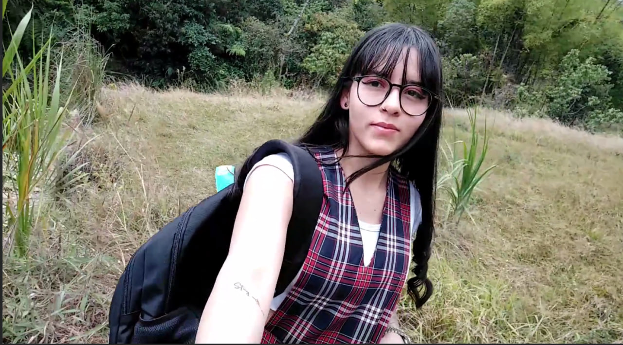 Hermosa Colegiala Es Follada En un Río Público