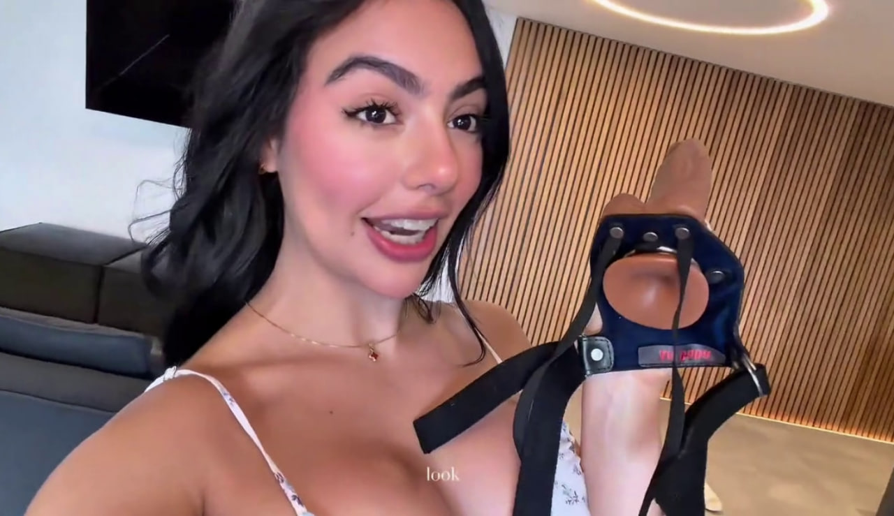 El Regalo De Strap-on Para que Mi Mejor Amigo Lo use Conmigo - Iris Rodriguez