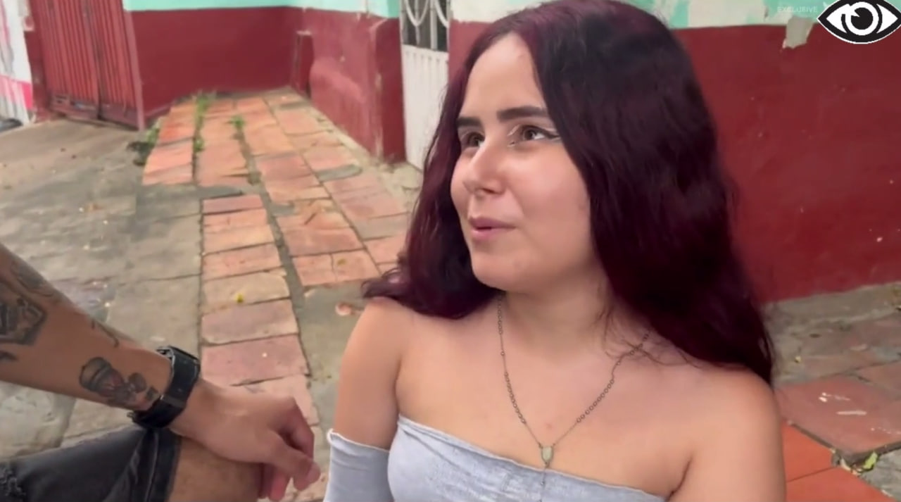 Pelirroja latina se alegra al ver la enorme verga que se comera
