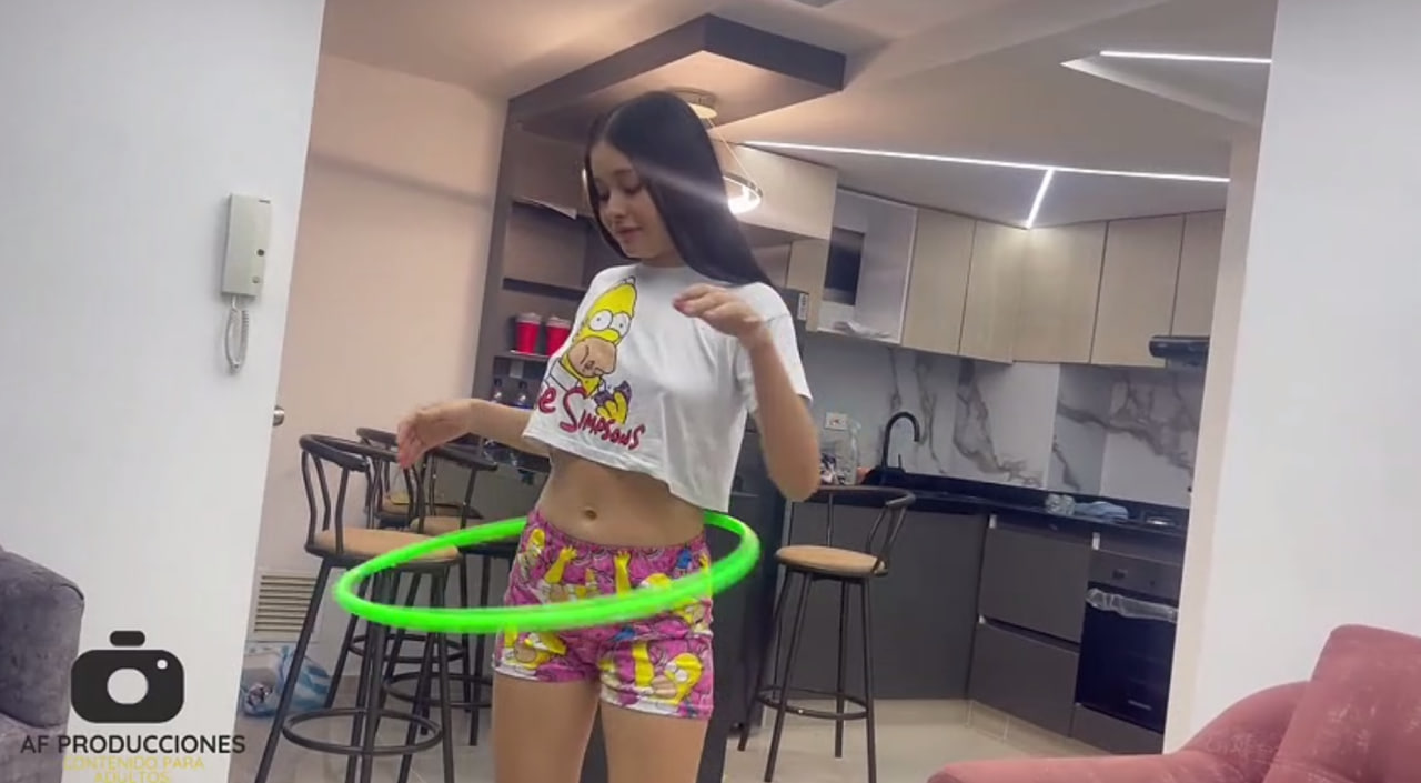 Mi Timida Hermanastra Quiere Ser Gimnasta y Le Ayudo Dándole La Mejor Follada De Su Vida