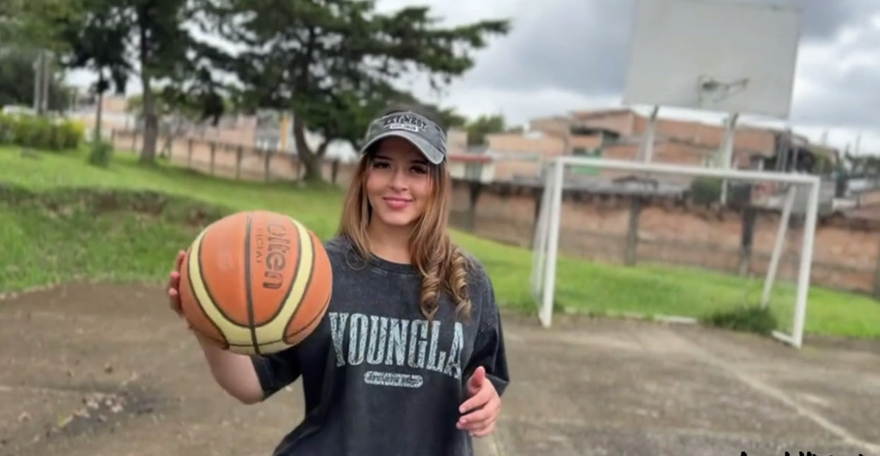Mi Exnovia me Deja Follar Su Coño Sudoroso En Pleno Parque Público Después De Jugar Baloncesto